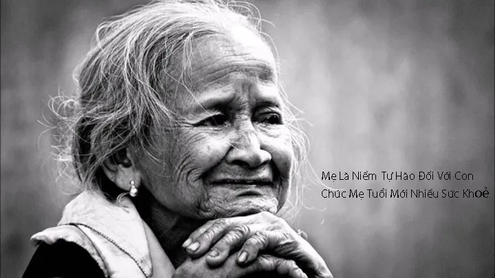 Người mẹ mỉm cười hạnh phúc bên con cái và những món quà