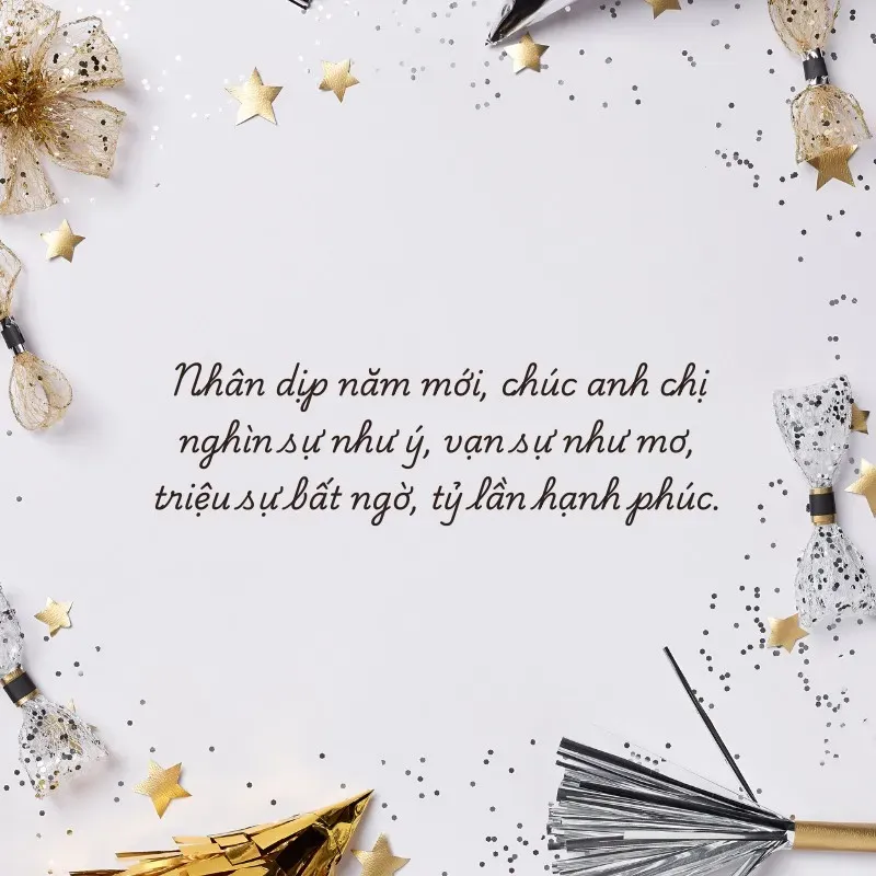 Anh chị em trong gia đình cùng nhau trao gửi những lời chúc Tết vui vẻ và thân thiết