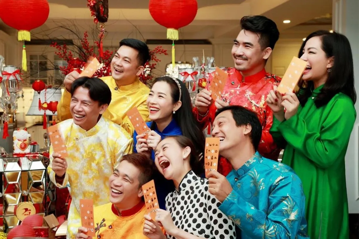 Gia đình quây quân chia sẻ lời chúc tết cô chú ấm áp