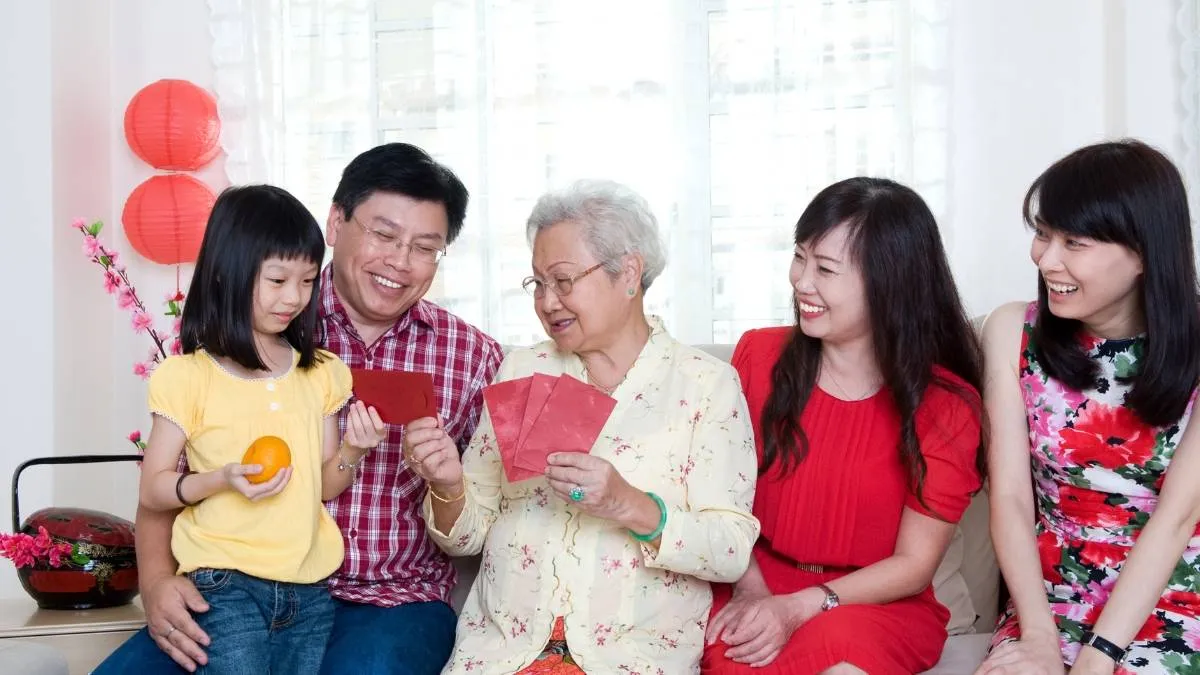 Cháu chúc Tết ông bà với tấm lòng thành kính