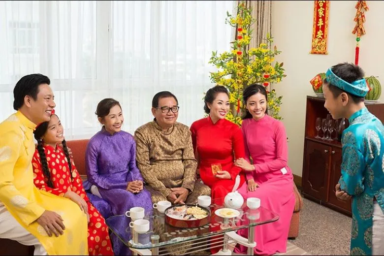 Trẻ nhỏ đọc thơ chúc ông bà năm mới tạo nên không khí vui tươi cho ngày xuân