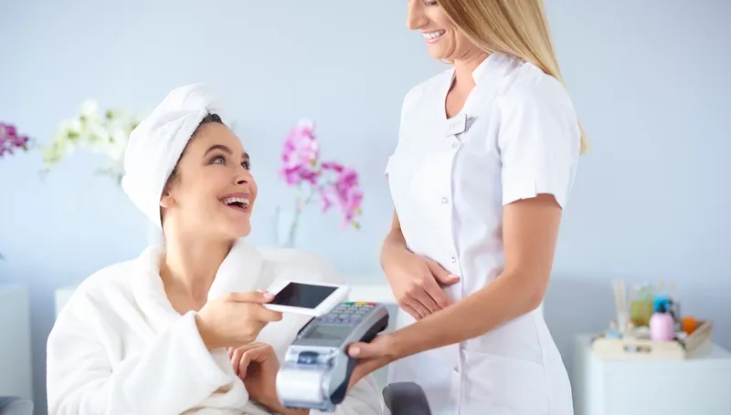 Không gian Spa thư giãn kèm lời chúc sinh nhật giúp khách hàng cảm thấy được trân trọng