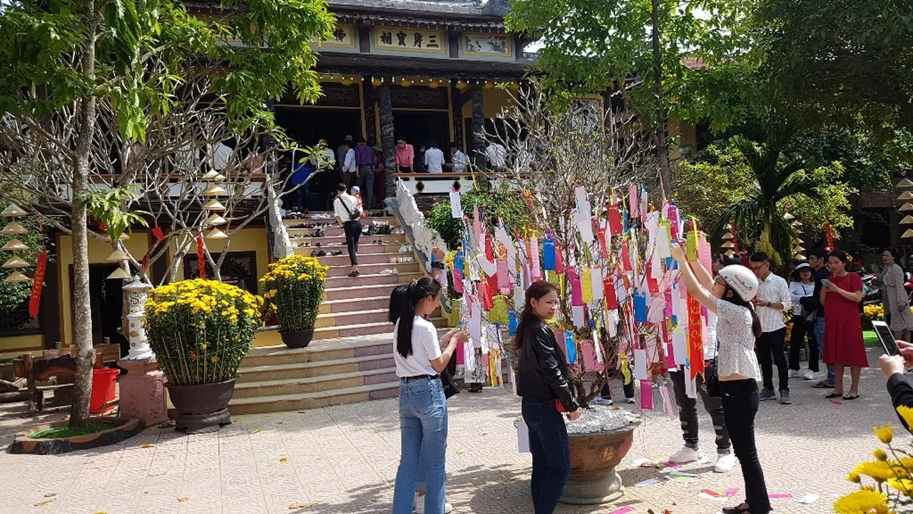 Người dân tập trung đông đúc tại sân chùa Từ Vân để tham gia hoạt động cầu nguyện đầu năm