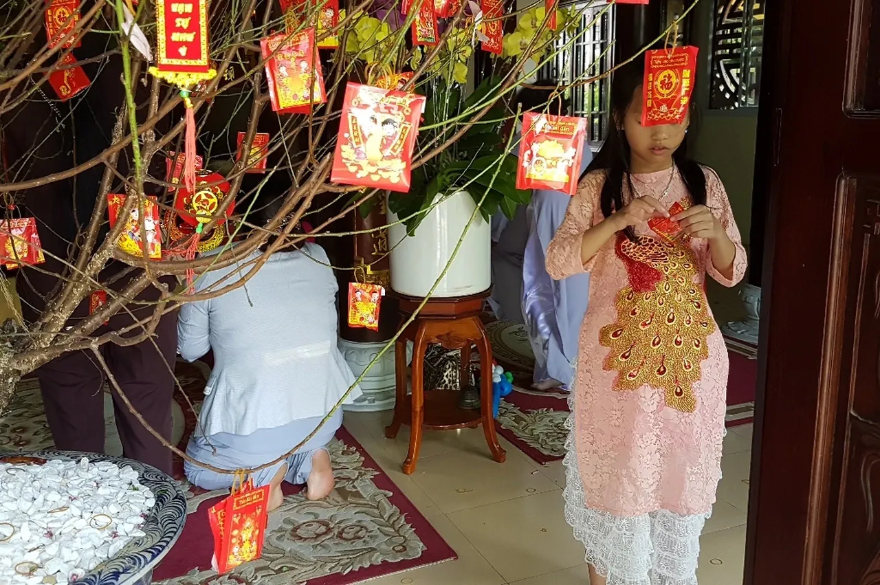 Bé gái vô cùng thích thú khi tự mình bốc được một lá xăm may mắn tại chùa Từ Vân