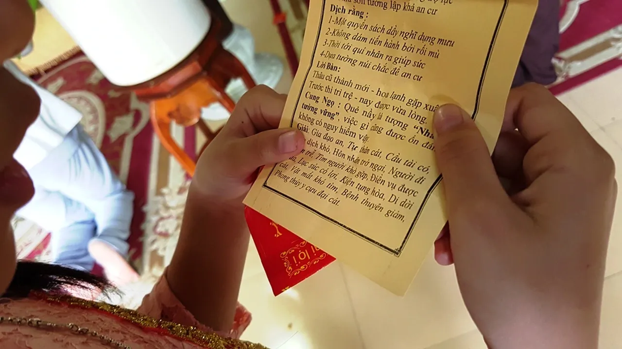 Khuôn mặt rạng rỡ của một phật tử sau khi nhận được thông điệp may mắn từ lá xăm đầu năm