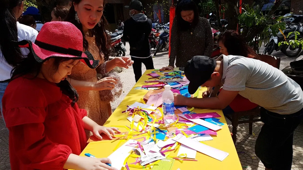 Khu vực bàn gỗ được nhà chùa sắp xếp để người dân thuận tiện viết lời chúc đi chùa đầu năm