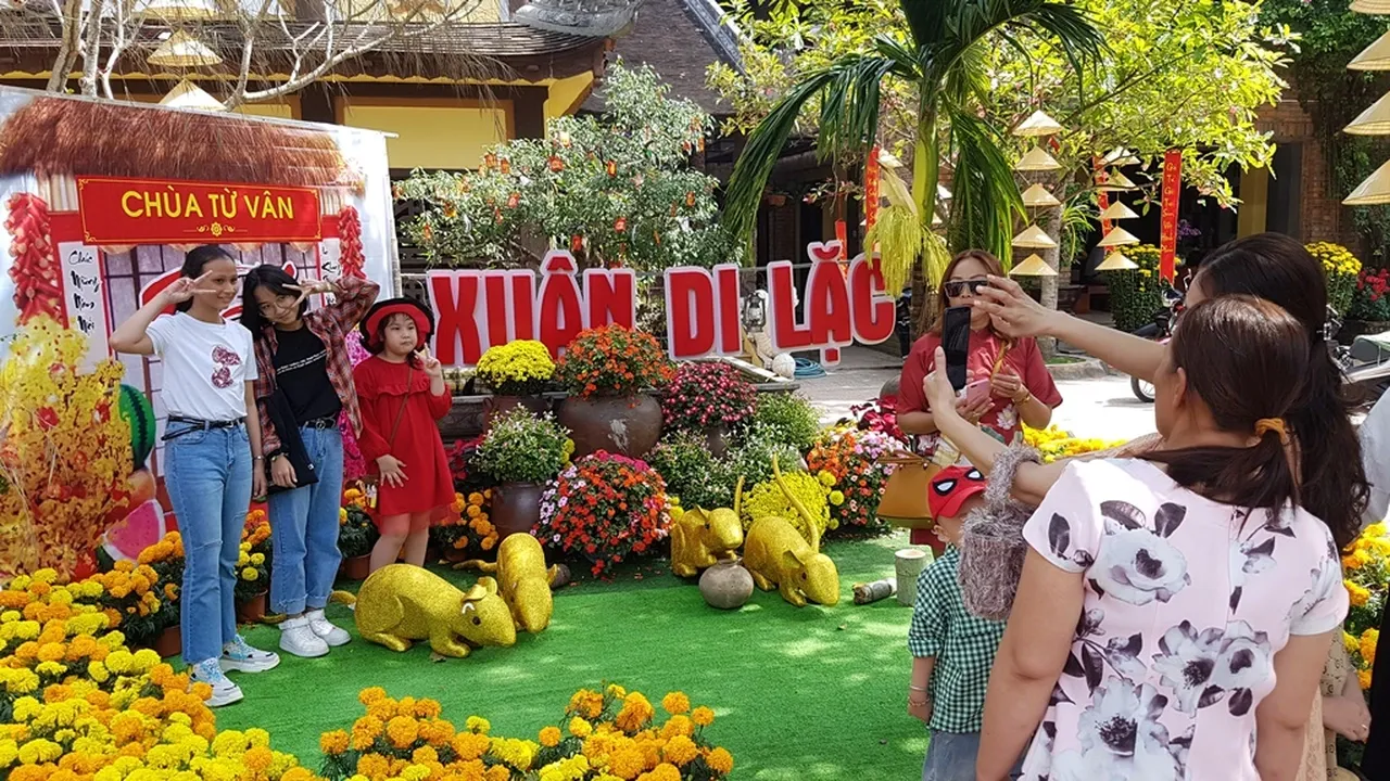 Tiểu cảnh chú chuột trang trí tinh xảo chào đón năm mới Canh Tý tại khuôn viên nhà chùa