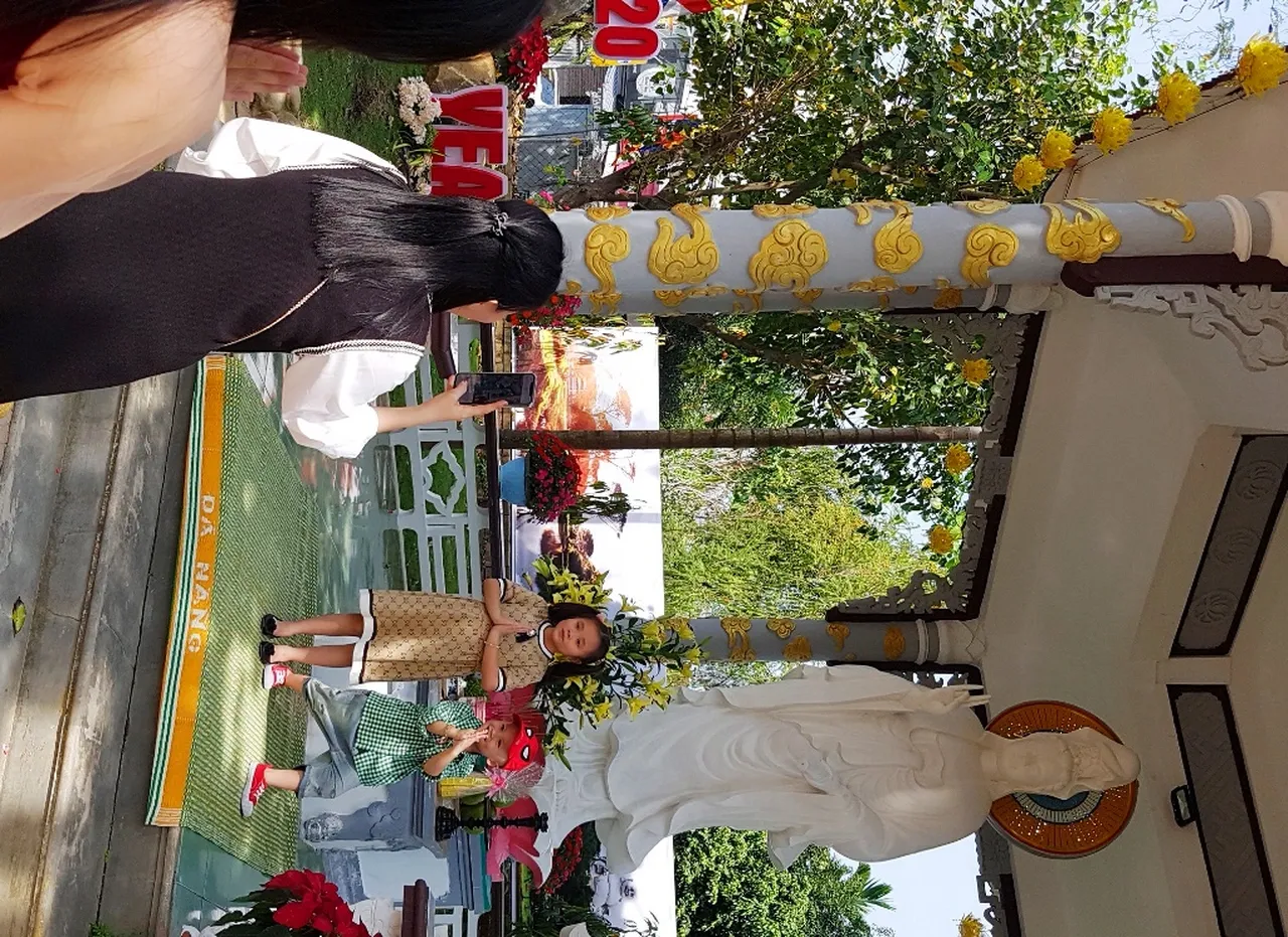 Toàn cảnh không gian sân chùa rộng rãi và thoáng mát đón chào du khách thập phương chiêm bái