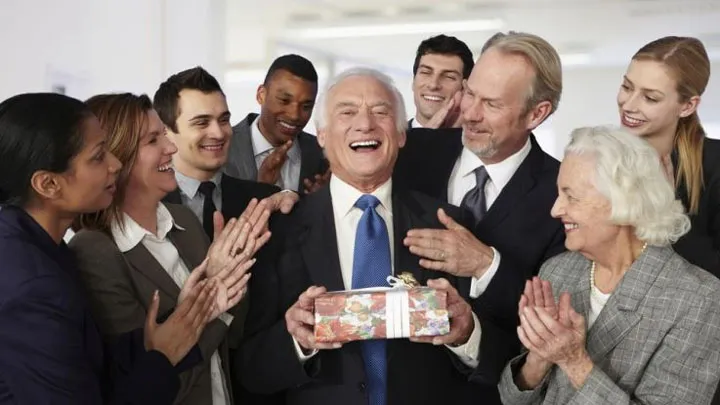 Tặng quà ý nghĩa kèm lời chúc chia tay sếp chuyển công tác