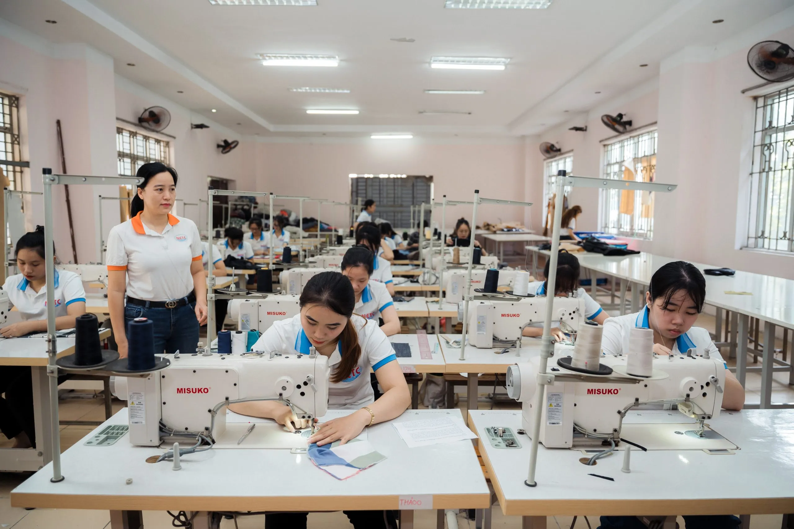 Khoảnh khắc xúc động khi học sinh tặng hoa tri ân thầy giáo trong ngày 20/11