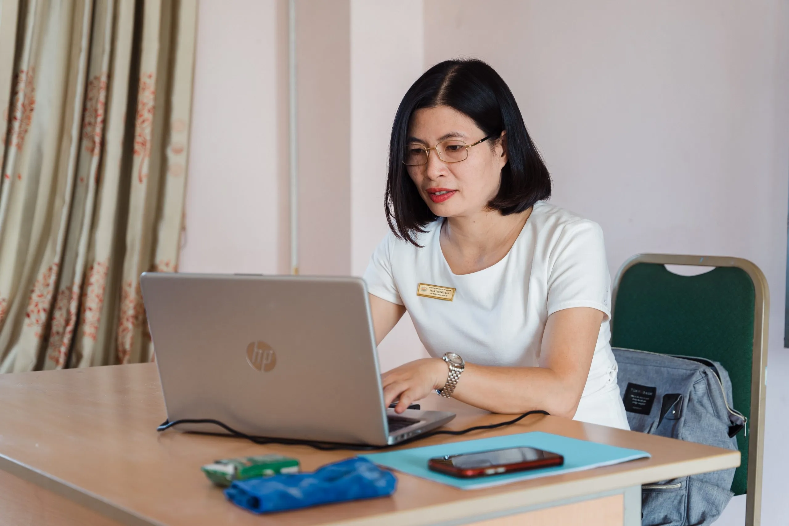 Toàn cảnh buổi lễ chào mừng ngày Nhà giáo Việt Nam tại một trường học