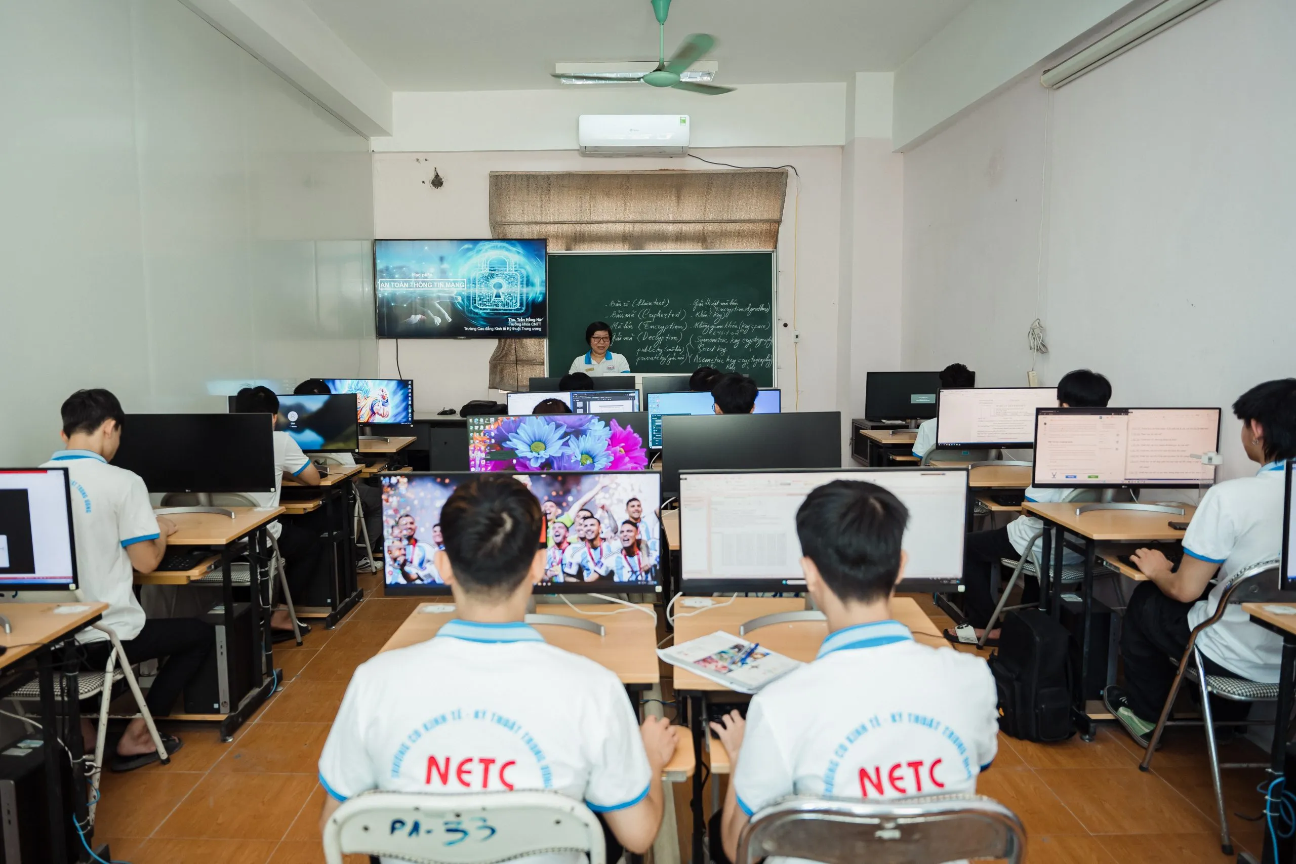 Các thầy cô giáo cùng nhau chia sẻ niềm vui trong ngày lễ kỉ niệm của ngành