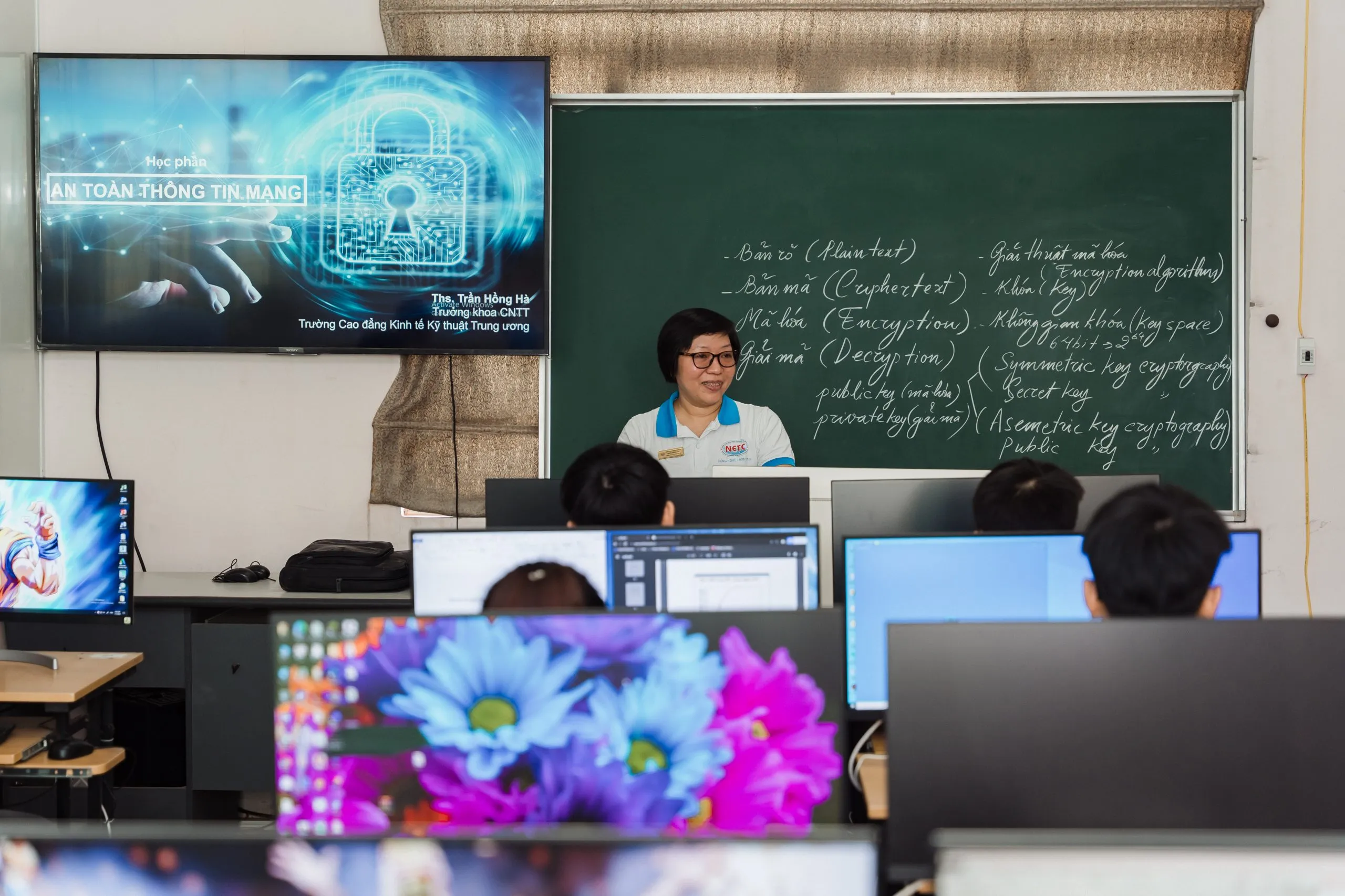 Học sinh tham gia các trò chơi vận động vui nhộn trong ngày hội 20/11