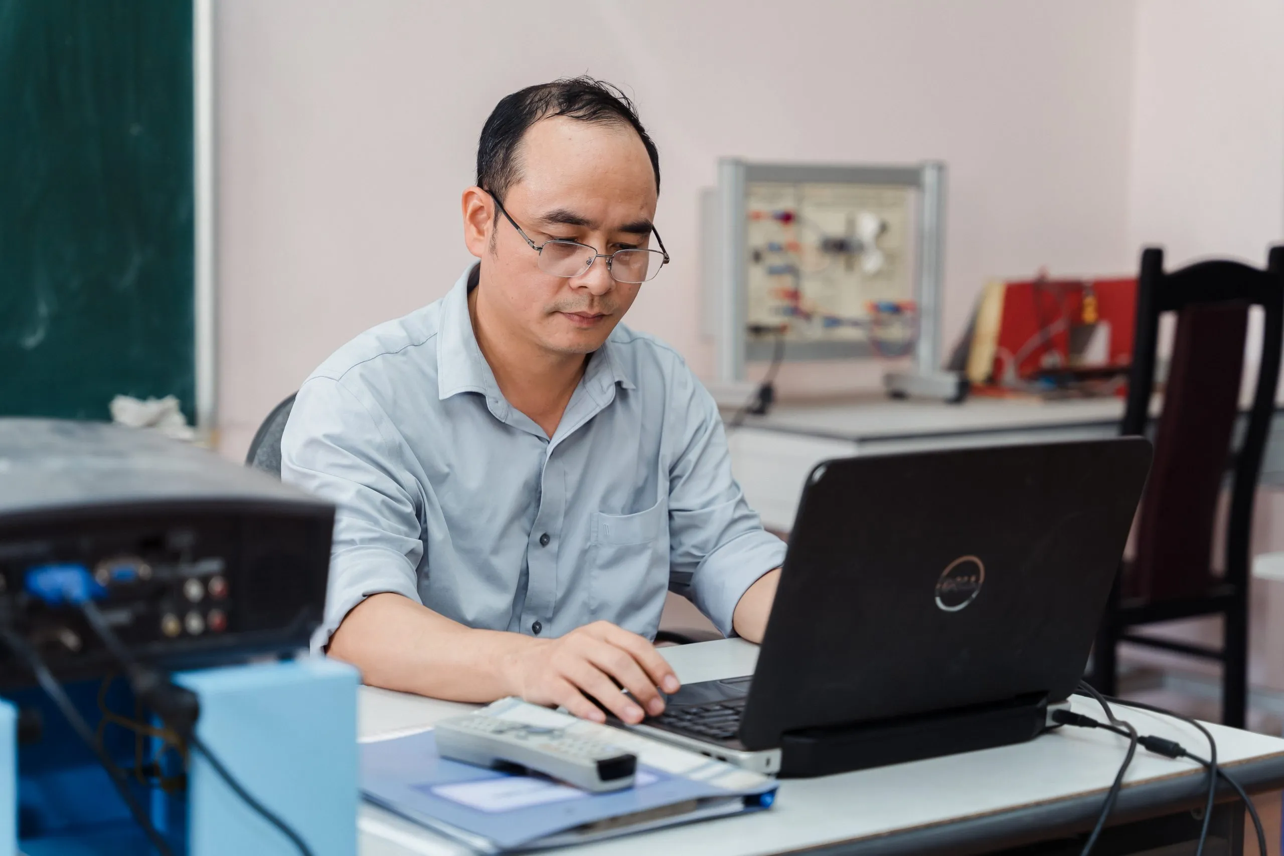 Thầy cô giáo tham gia buổi tiệc liên hoan thân mật chào mừng ngày lễ