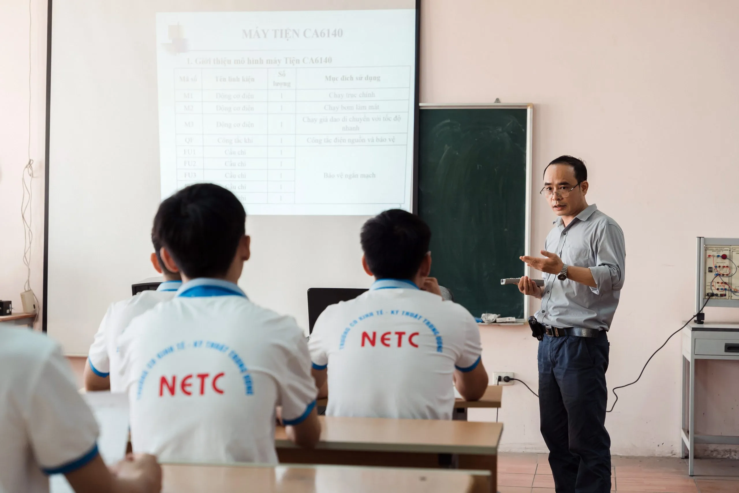 Cha mẹ và con cái cùng nhau chuẩn bị những món quà nhỏ tặng thầy cô