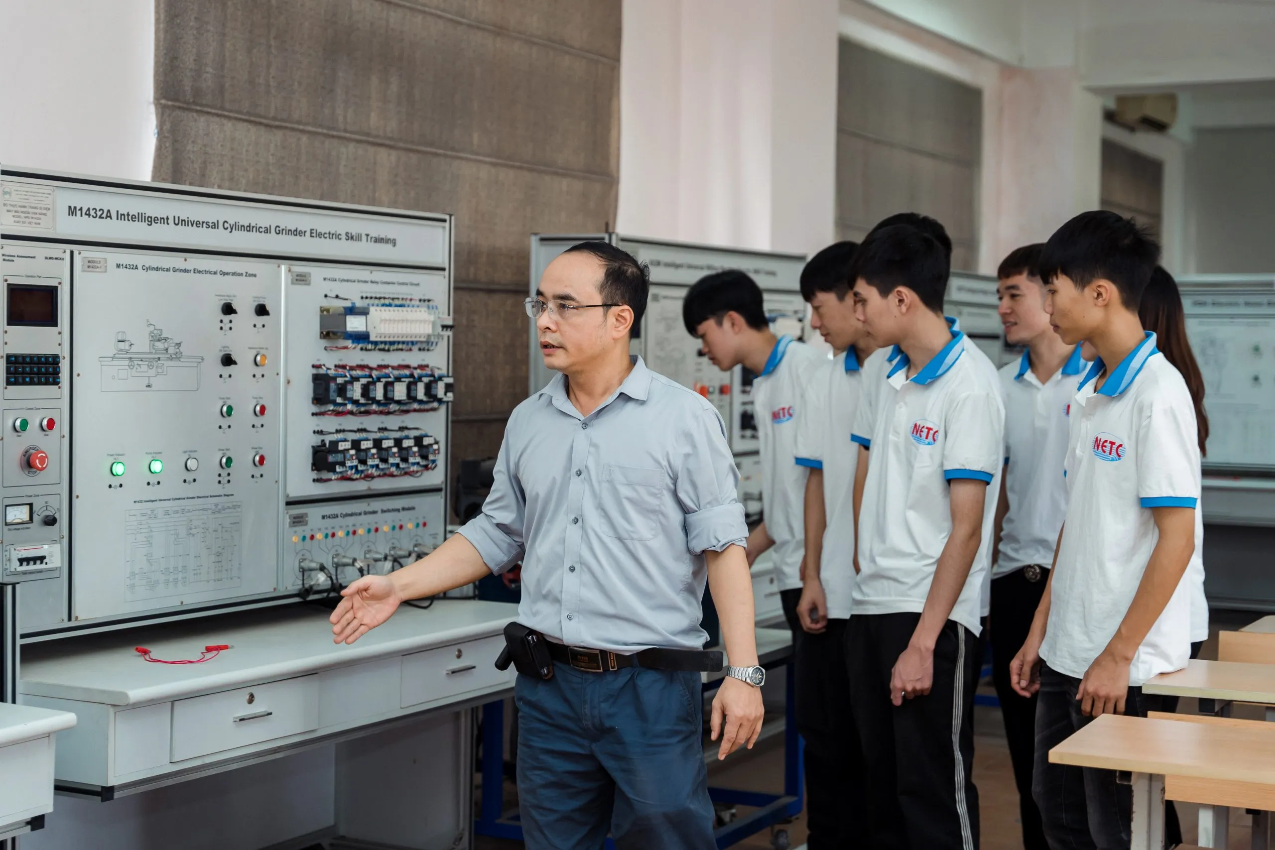 Bạn bè và đồng nghiệp chúc mừng nhau trong ngày Nhà giáo Việt Nam