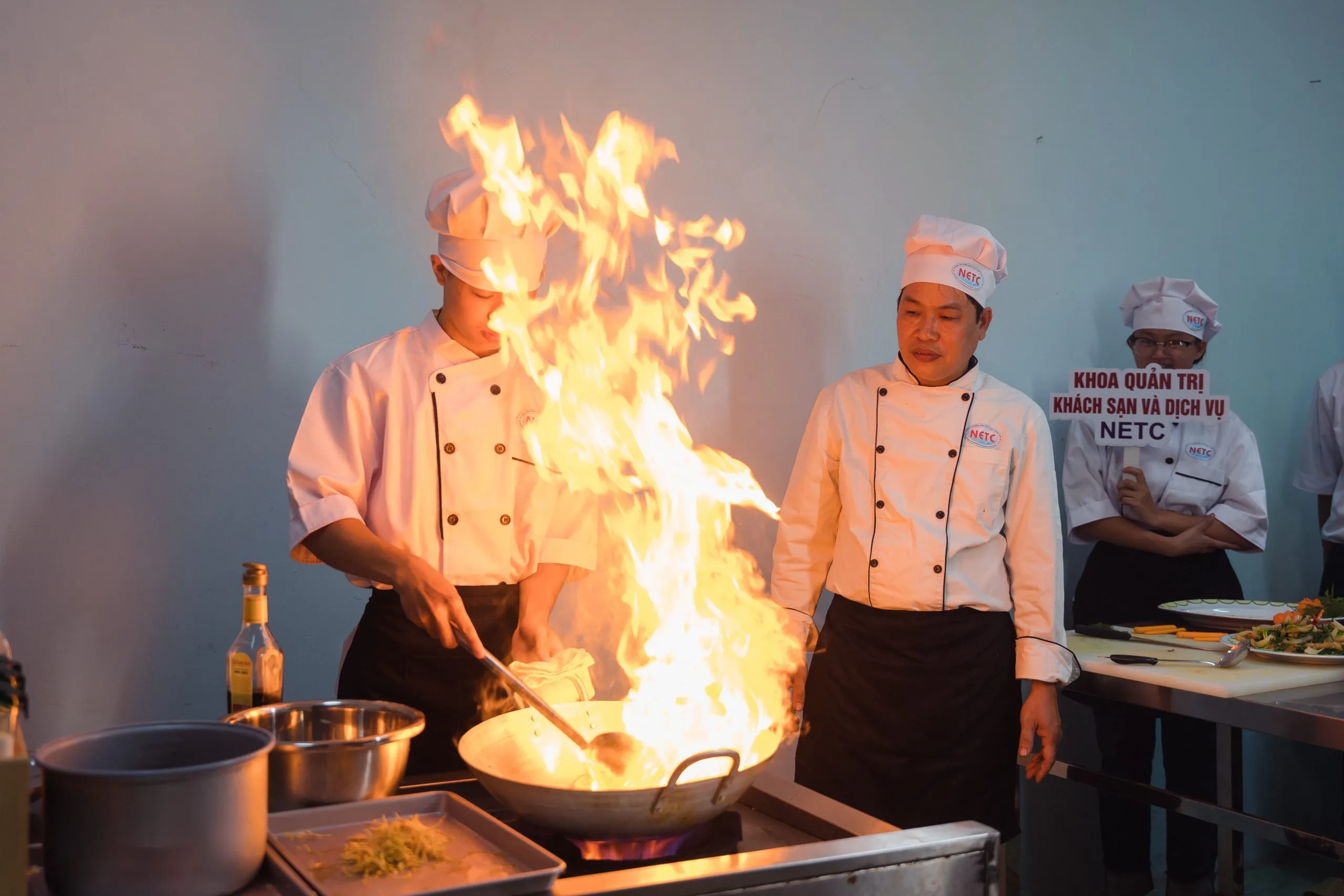 Những chiếc bánh kem và hộp quà tặng tinh tế dành cho thầy cô ngày 20/11