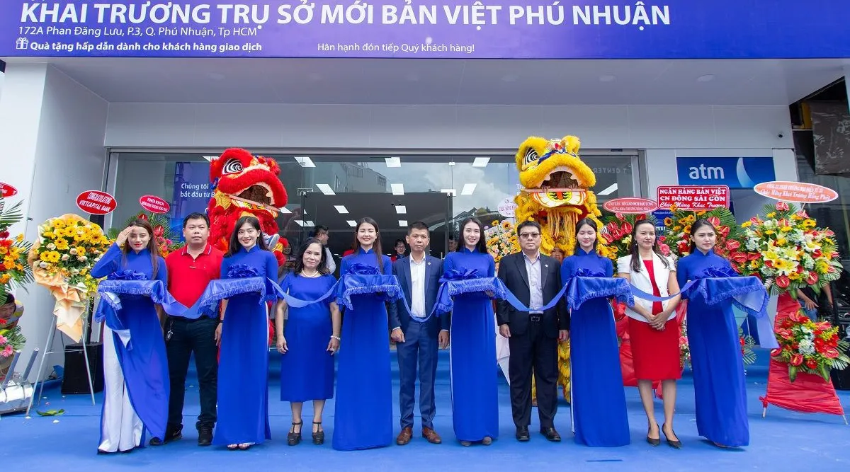 Áo dài và vest là hai trang phục thường gặp nhất khi tham gia lễ khai trương