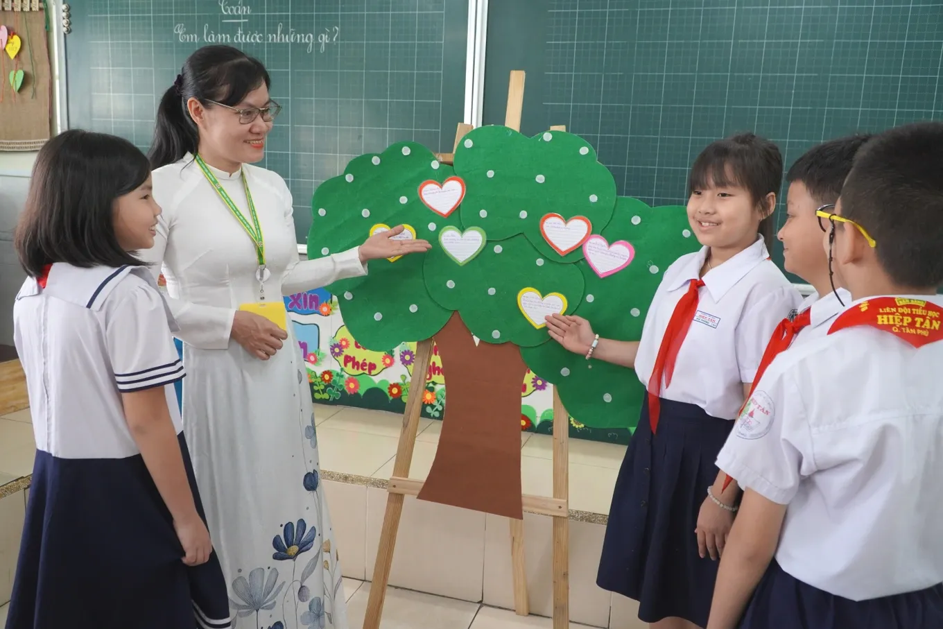 Thầy cô giáo luôn tận tâm với học trò trong ngày lời chúc thầy cô 20 11 theo môn học