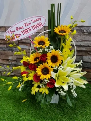 Giỏ hoa tươi thắm thích hợp làm quà tặng trong những buổi dã ngoại cuối tuần