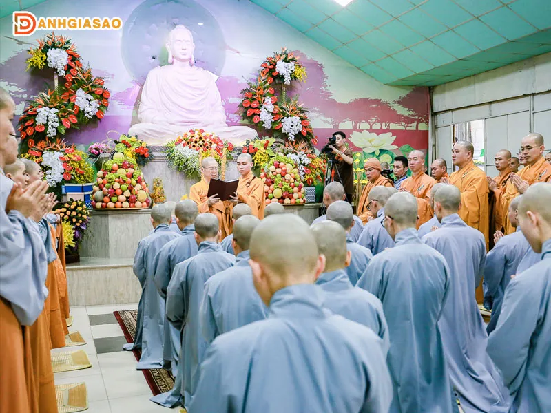 Những cuốn sách về Phật giáo là món quà tinh thần quý giá dành cho người xuất gia