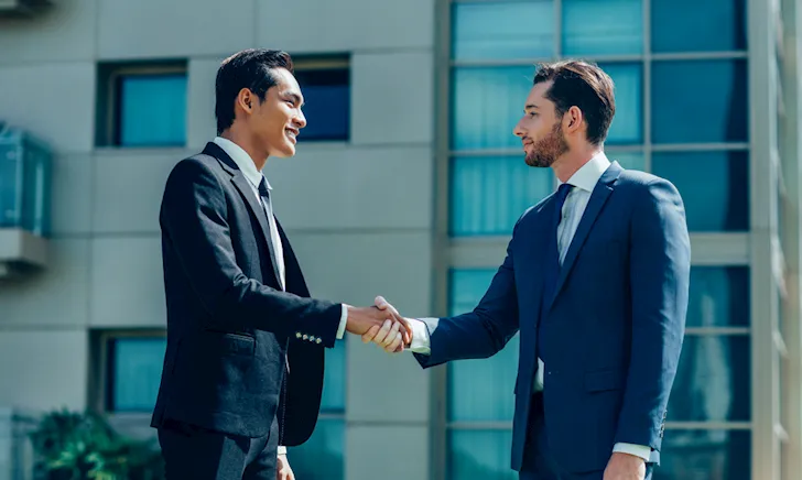 Hành động bắt tay và gửi lời chúc sinh nhật đối tác mang lại niềm tin