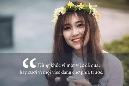 Một người đang gượng cười với đôi mắt buồn bã, thể hiện stt về nụ cười giả tạo