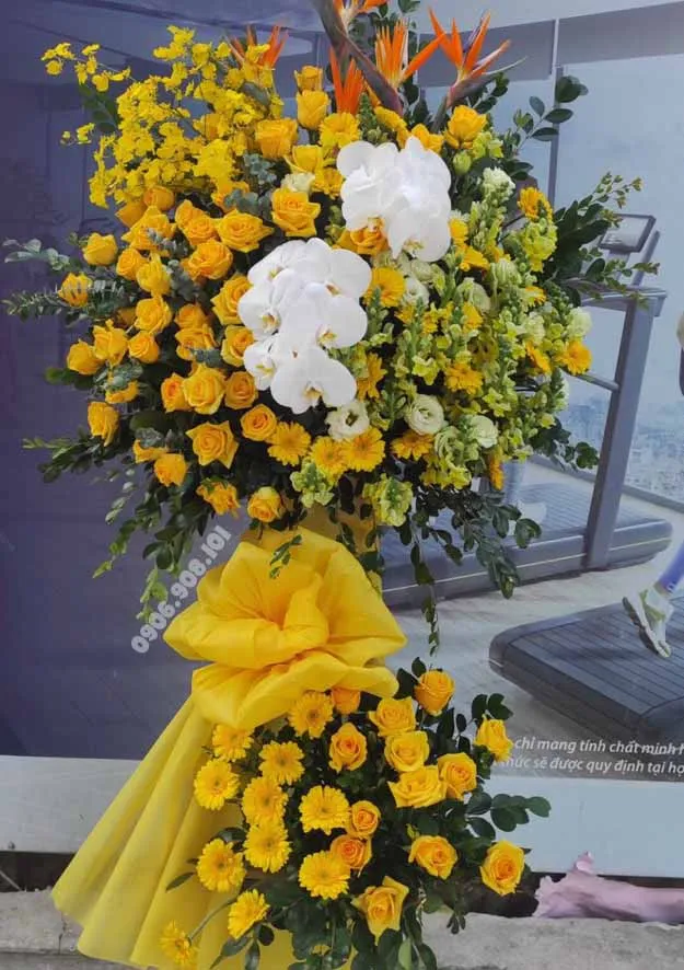 Kệ hoa phát lộc với màu đỏ chủ đạo mang lại sự khởi đầu thuận lợi cho năm kinh doanh mới