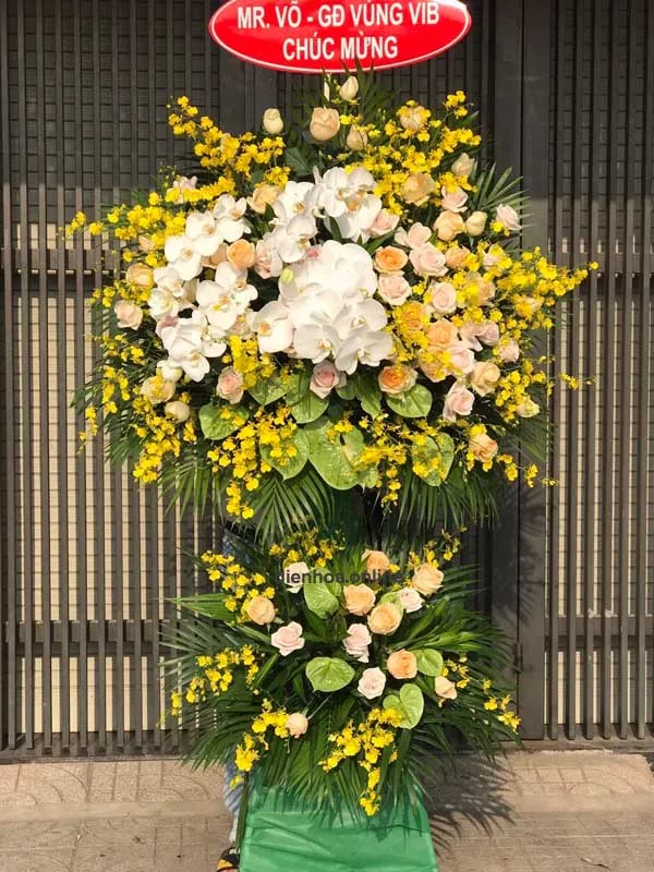 Mẫu hoa chúc mừng sang trọng với tông màu tím và vàng tượng trưng cho sự vinh hoa phú quý