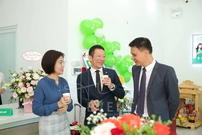 Khách hàng và đối tác đến chúc mừng chủ doanh nghiệp trong ngày khai trương hồng phát