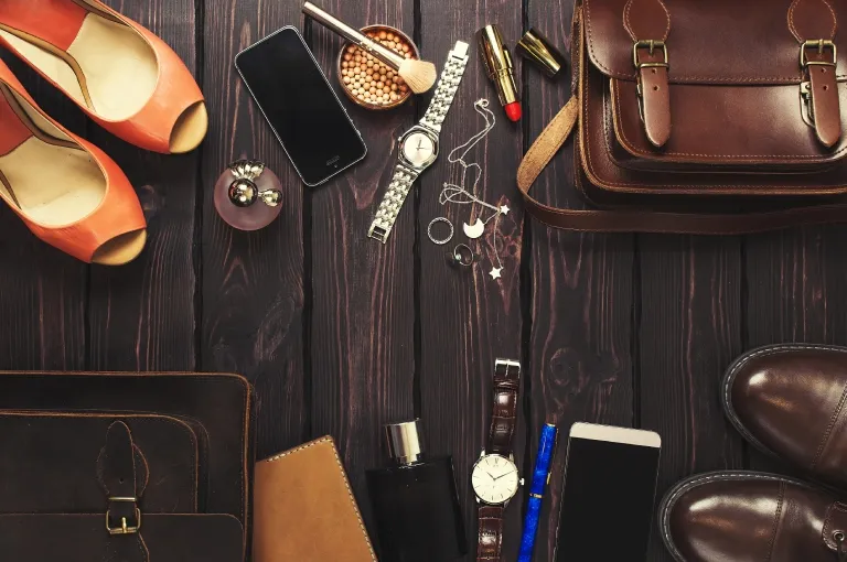 Túi xách, cài áo,… là phụ kiện không thể thiếu, mang lại vẻ thanh lịch và sang trọng cho người nhận