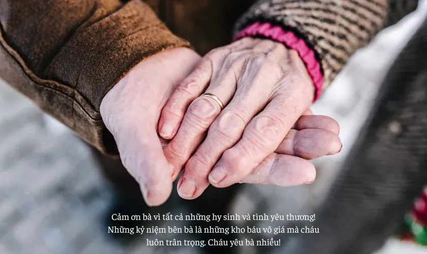 Lời chúc dành cho bà thể hiện lòng tôn kính của con cháu dành cho người phụ nữ lớn tuổi
