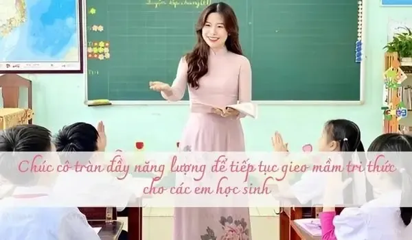 Cô giáo lớp 1 đang ân cần hướng dẫn học sinh nhỏ uốn nắn từng nét chữ đầu đời