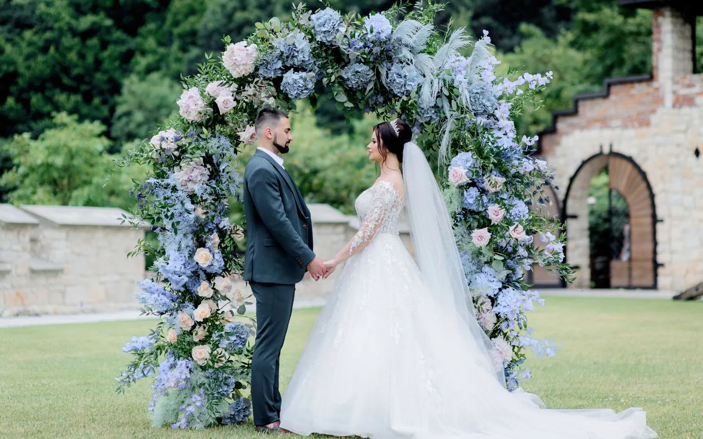 Lời chúc đám cưới dành cho anh chị trong gia đình đầy ấm áp và tình thân