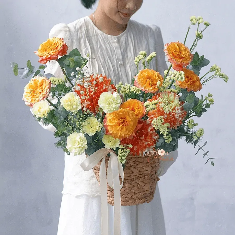 Giỏ hoa hồng cam và hoa cúc vàng rực rỡ gửi lời chúc khai trương công ty thành công