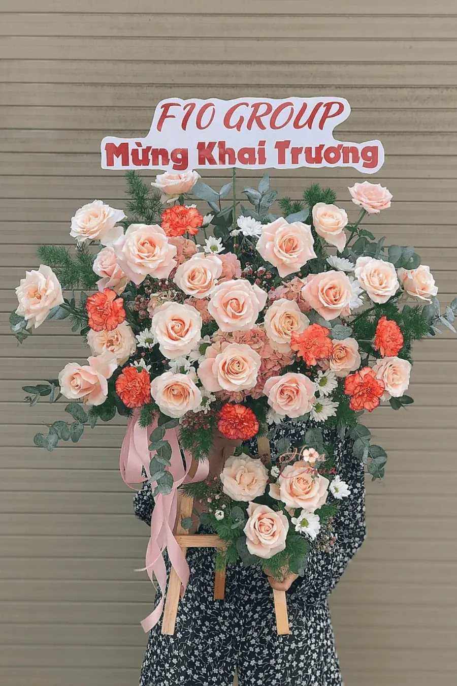 Lẵng hoa hồng cam mix cẩm chướng phù hợp với lời chúc công ty khai trương đầu năm mang lại khởi đầu mới