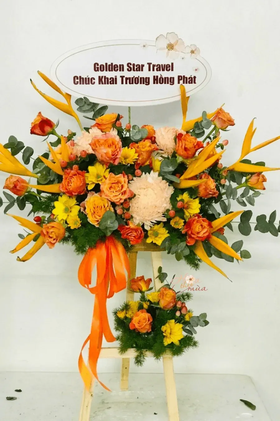 Tặng lẵng hoa lan và hồng vàng là gửi lời chúc công ty khai trương hồng phát đầy tài lộc