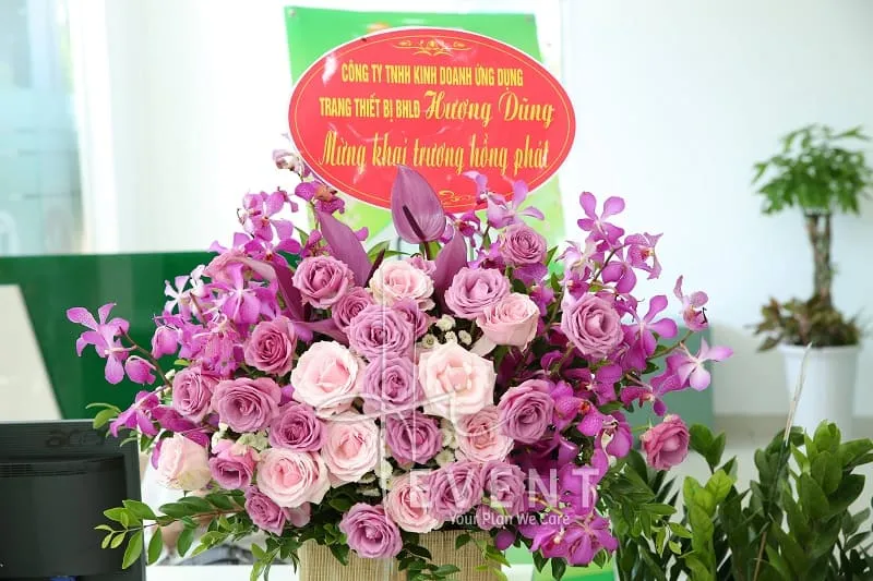 Lời chúc mừng khai trương được trình bày trang trọng trên các lãng hoa tươi