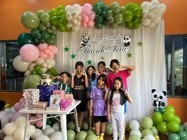 Niềm hạnh phúc rạng ngời của ba khi nhận được lời chúc từ con cái