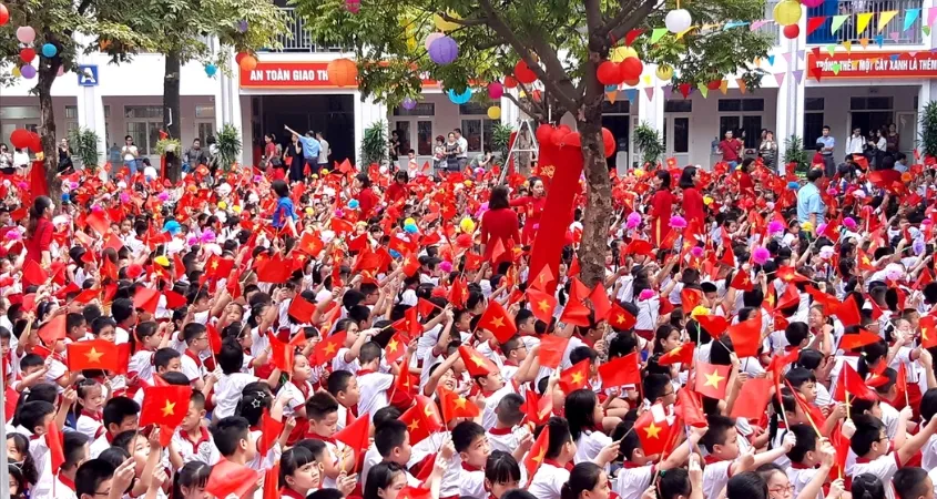 Học sinh tươi cười rạng rỡ chào đón ngày khai giảng năm học mới