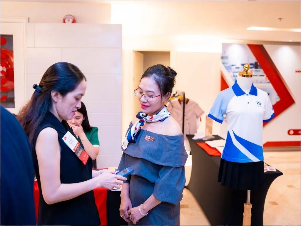 Nhất Khoa Uniform hỗ trợ thiết kế lời chúc ny 20 10 lên trang phục