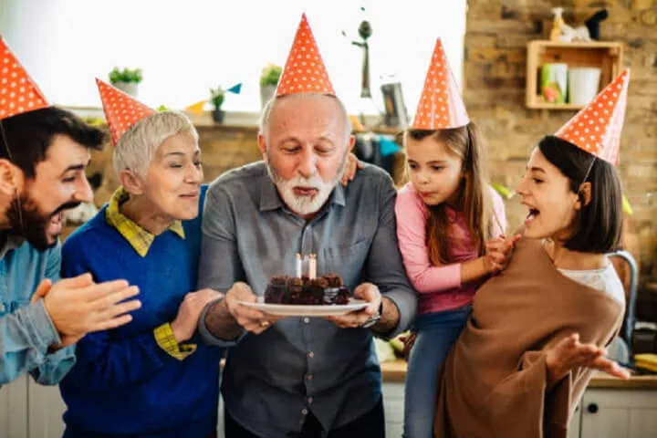 Những lời chúc sinh nhật cho người lớn tuổi tình cảm và ấm áp là món quà vô cùng ý nghĩa