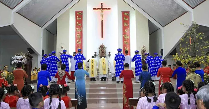 Gửi trao lời chúc Tết đến các Sơ thể hiện tình hiệp nhất trong gia đình giáo xứ