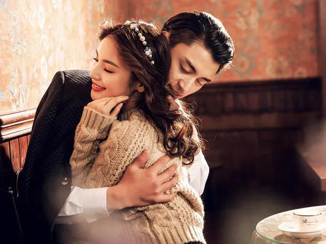 Cặp đôi trẻ nắm tay nhau dạo phố xuân và trao gửi những lời chúc ngọt ngào nhất