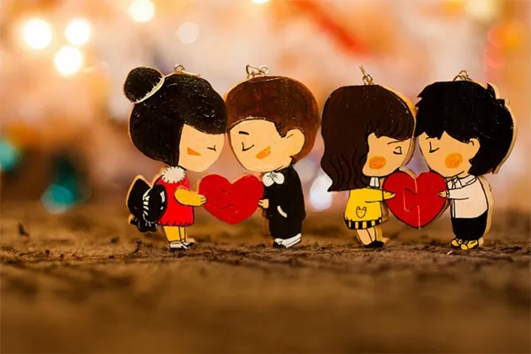 Cặp đôi cùng nhau ngắm pháo hoa và cầu nguyện cho một năm mới tốt lành