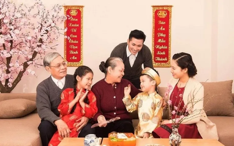 Người cao tuổi rạng rỡ hạnh phúc khi nhận được lời chúc Thọ ý nghĩa từ con cháu vào ngày đầu năm