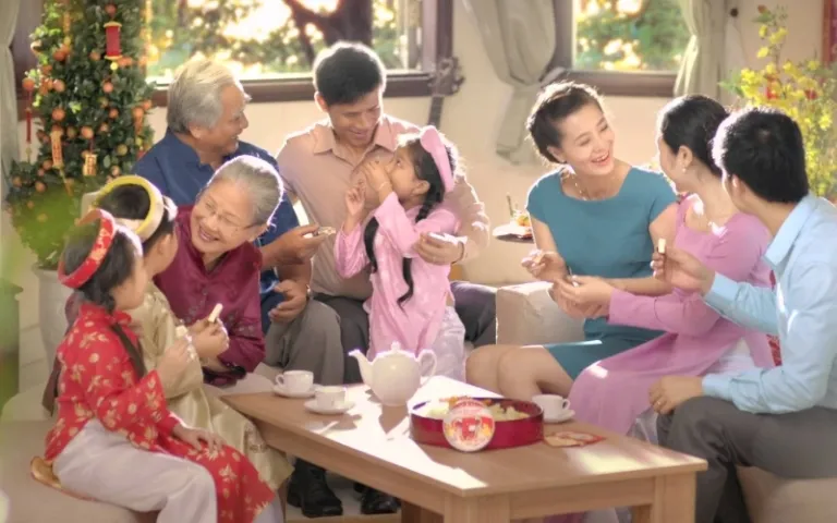 Con cháu quây quần tặng quà và gửi lời chúc tốt đẹp nhất đến ông bà cha mẹ trong dịp Tết