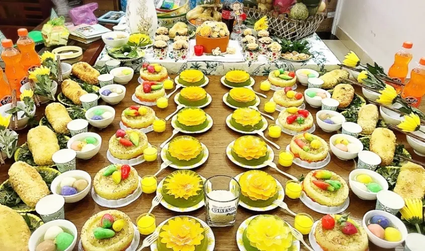 Mâm cúng thôi nôi cho bé được chuẩn bị trang nghiêm để cầu bình an