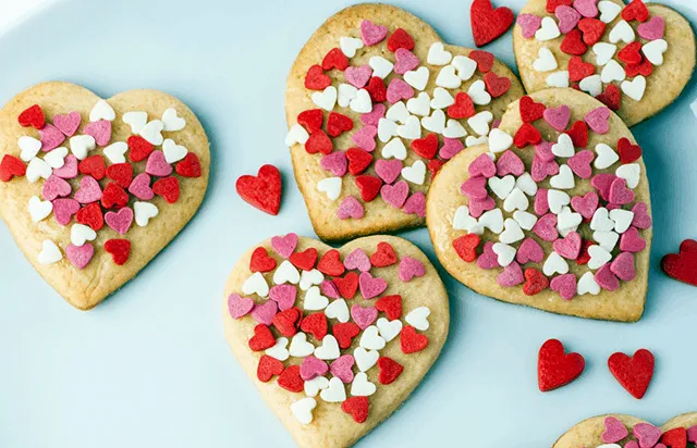 Những dòng chữ chúc mừng ngày Valentine tinh tế trên nền đỏ lãng mạn