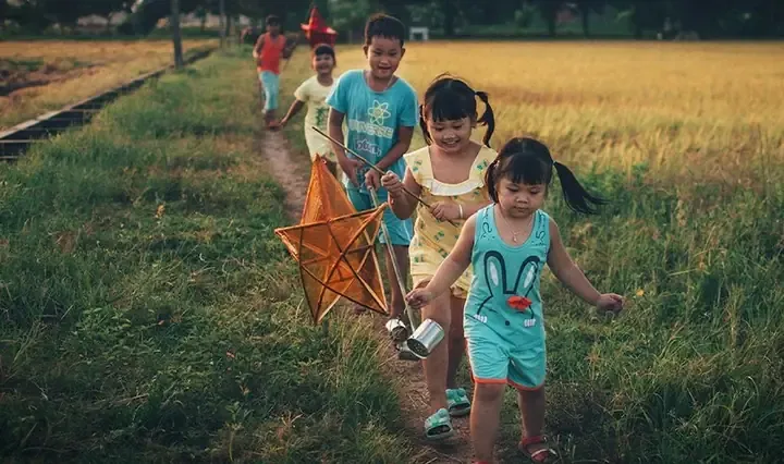 Các bé thiếu nhi vui đùa cùng lồng lồng trong đêm hội trăng rằm